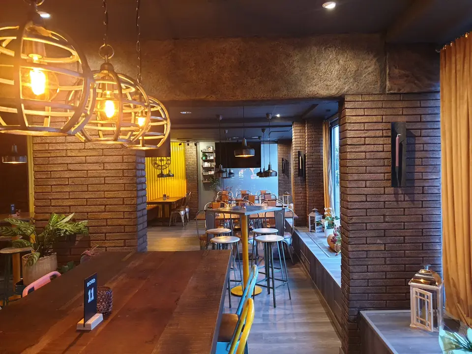 Wnętrze restauracji z kamiennymi ścianami i ciepłym światłem