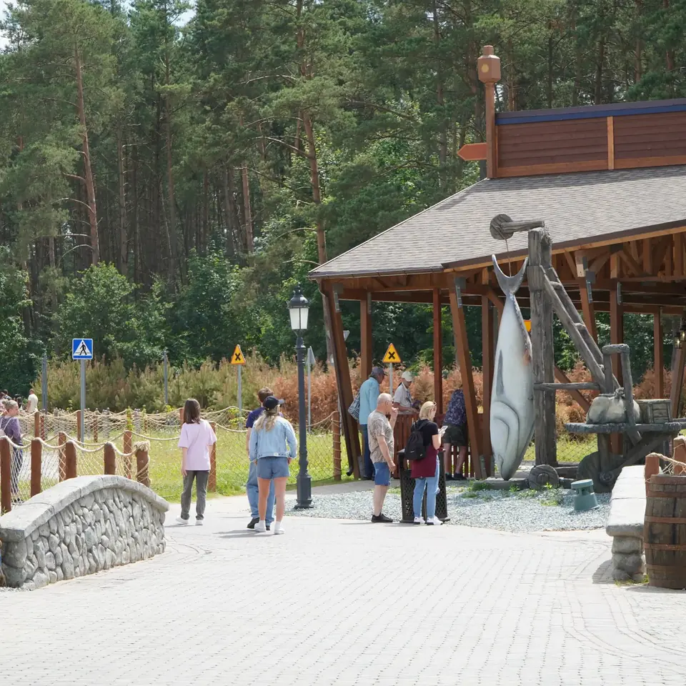 Dzielnica Rynku Rybnego w Hossoland: rzeźba tuńczyka, szkielet ryby i pawilon targowy