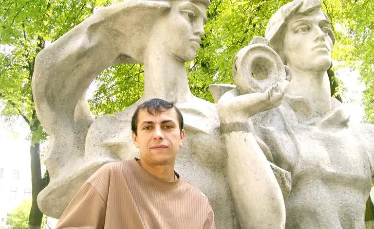 Aleks Svirydzenka junto a una de sus esculturas