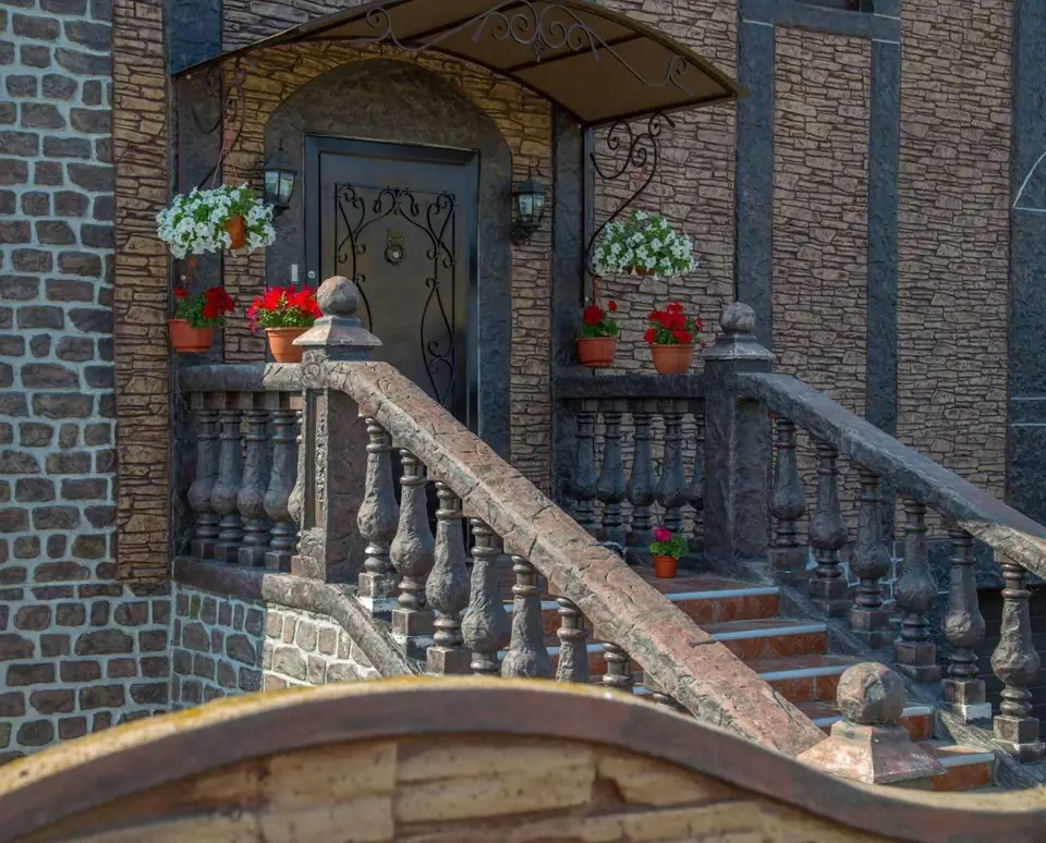 Houses, fences and stairs — photo 31