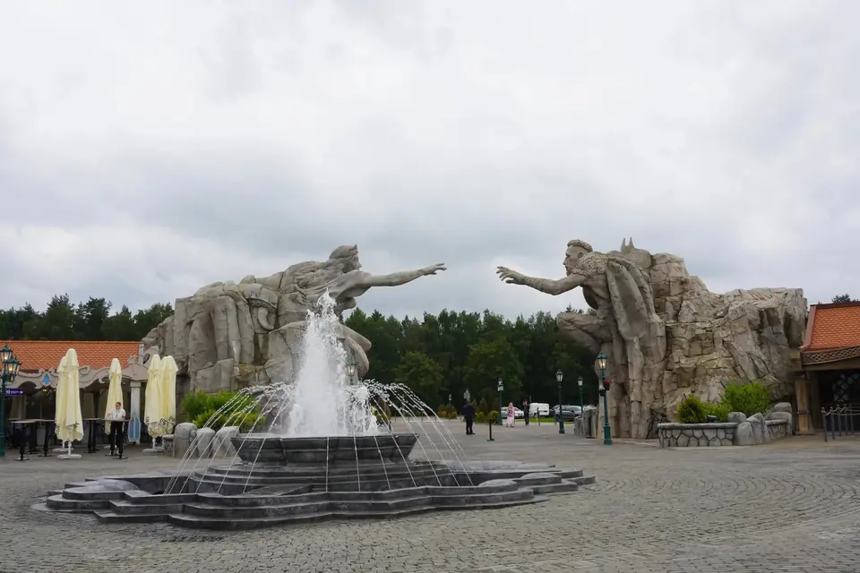Fontanna i monumentalne rzeźby na placu