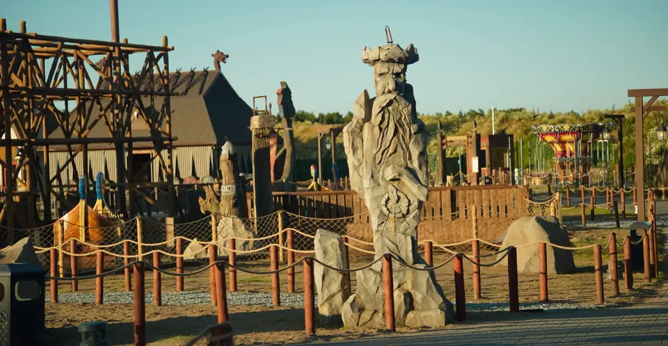 Strażnicy Druidów: dwie monumentalne postacie przy ścieżce między strefami