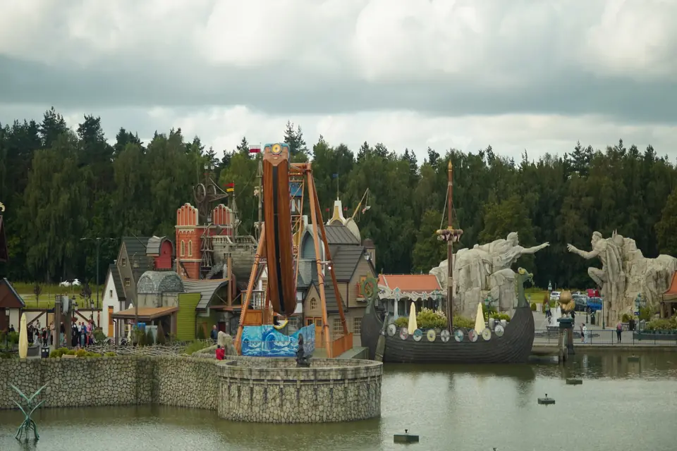 Panorama parku nad wodą ze statkiem i scenografią