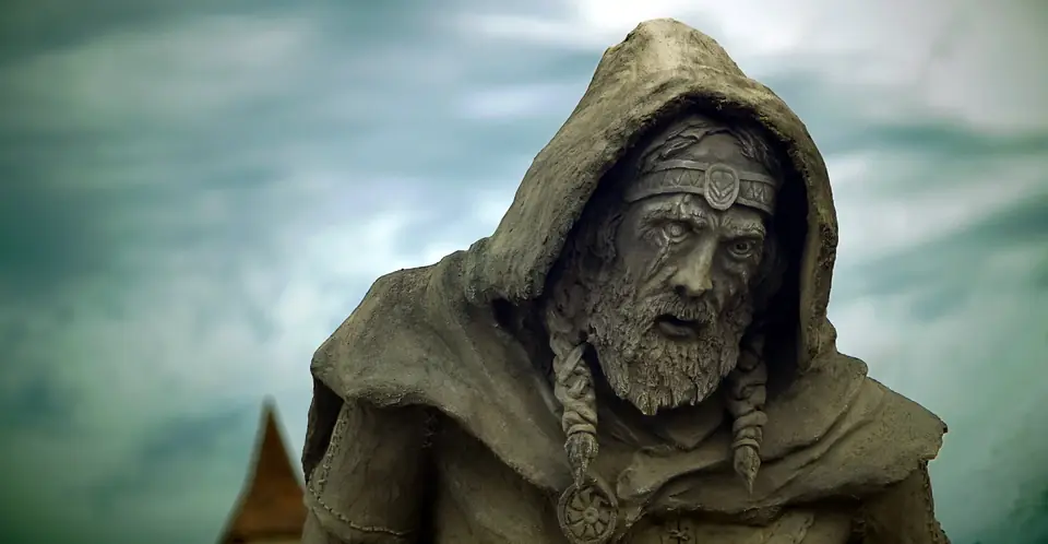Dymiący Strażnik Wikingów: monumentalna postać w kapturze