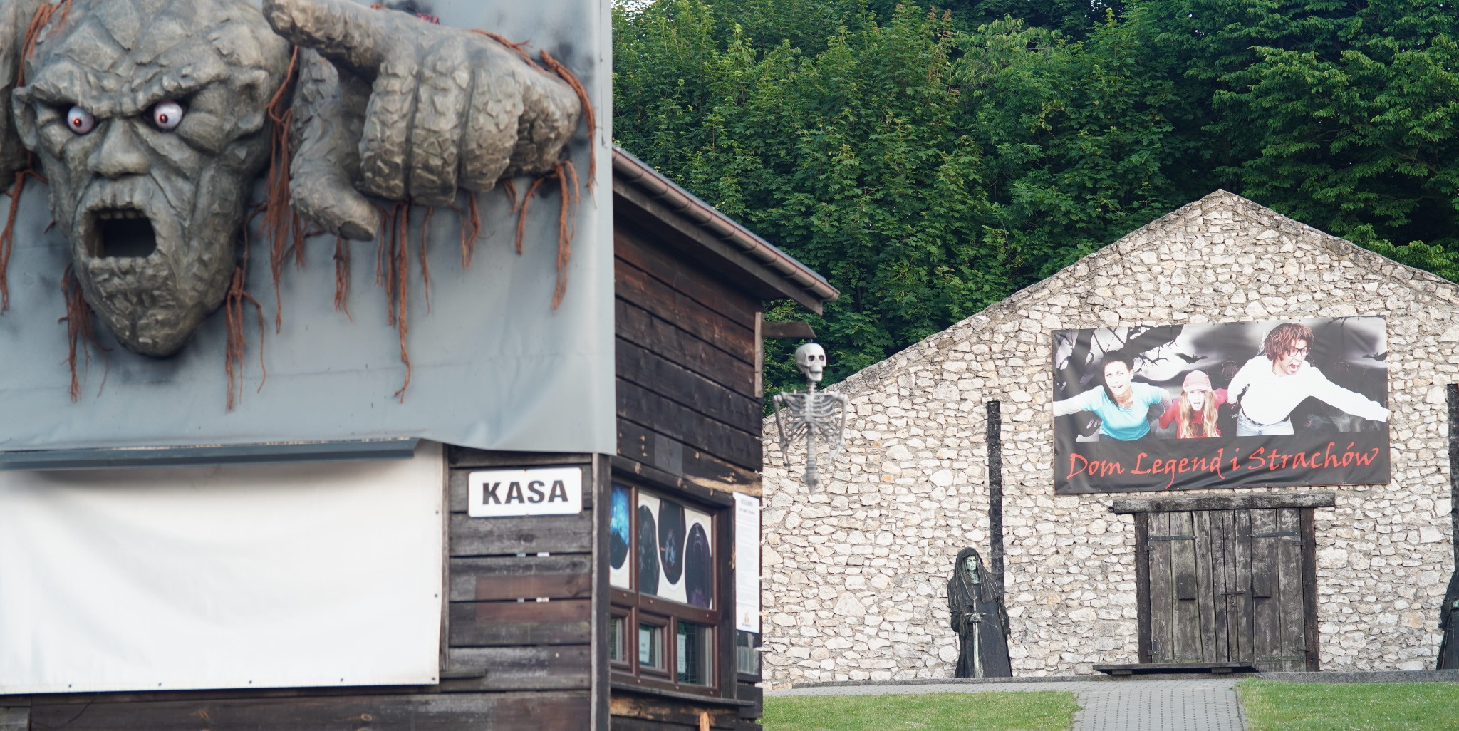 Kamienny Strażnik przy Domu Legend i Strachów w Parku Ogrodzieniec